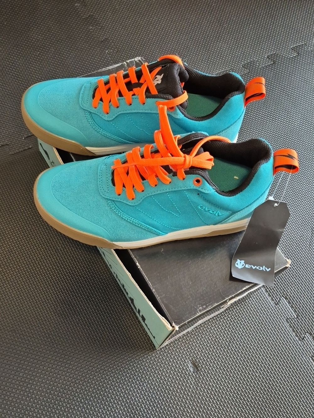 NWT - EVOLV REBEL Performance Lifestyle Running Shoe - 6/7 - Picture 2 of 9